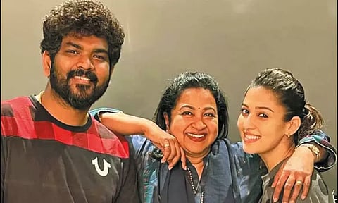 இரட்டை குழந்தைகளை பார்க்க நயன்தாரா வீட்டுக்கு சென்ற நடிகை ராதிகா