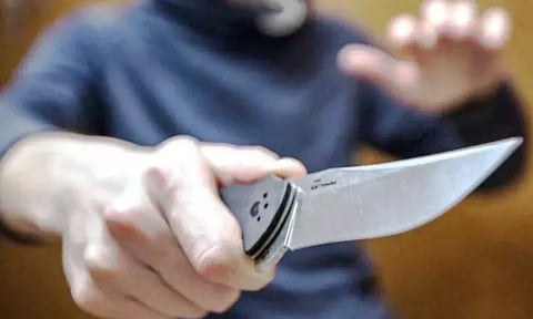 சினிமா உதவி இயக்குனரை கத்தியால் வெட்டி காரை பறித்து சென்ற கும்பல்