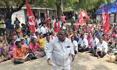 மனை பட்டா வழங்கக்கோரி விருத்தாசலம் தாலுகா அலுவலகத்தில் பொதுமக்கள் குடியேறும் போராட்டம்