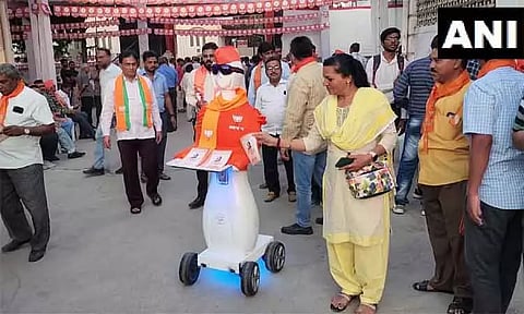 குஜராத் தேர்தலில் பா.ஜ.க.வுக்காக பிரச்சாரம் செய்யும் ரோபோ...