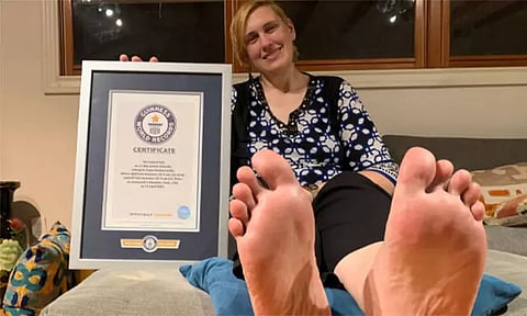 உலகில் மிக நீண்ட பாதங்களை கொண்டதற்காக கின்னஸ் சாதனை படைத்த அமெரிக்க பெண்...!