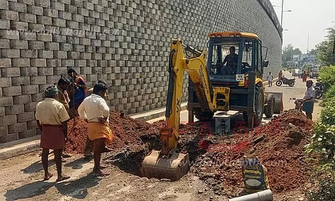 சர்வீஸ் சாலை மூடப்பட்டதால், பொதுமக்கள் அவதி