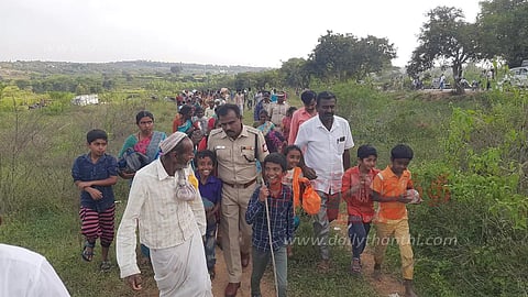 8 நாட்களுக்கு பிறகு கிராமத்திற்கு திரும்பிய பொதுமக்கள்