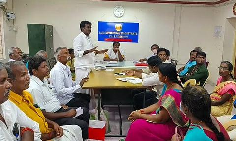 மளிகை பொருட்கள் வாங்க கட்டாயப்படுத்துவதை தடுக்க வேண்டும்