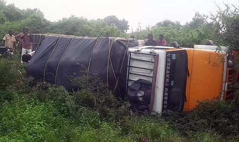 ரேஷன் அரிசியை கடத்தி வந்த வேன் கவிழ்ந்து விபத்து