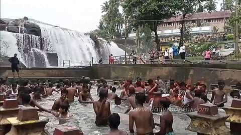 அய்யப்ப பக்தர்கள் வருகையால் திற்பரப்பு அருவி மீண்டும் 'களை' கட்டியது