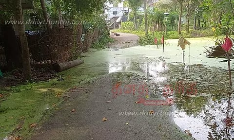 சாலையில் தேங்கி நிற்கும் மழைநீர்