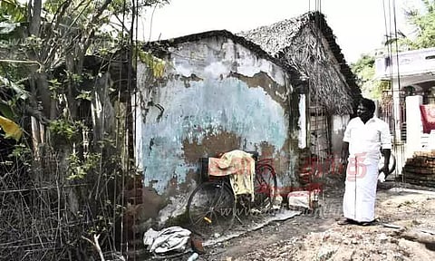 தொடர் மழையால் சேதமடைந்த தொகுப்பு வீடுகள்