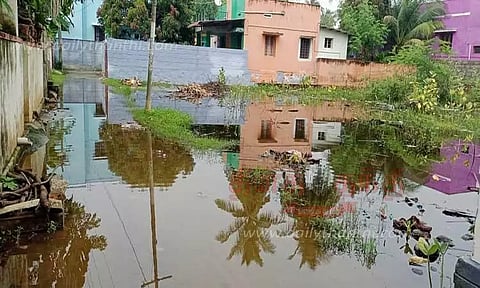 குடியிருப்பிற்கு மத்தியில் கழிவு நீருடன் தேங்கி கிடக்கும் மழைநீர்; பொதுமக்கள் அவதி