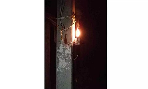 மின் கம்பத்தில் மண்எண்ணெய் விளக்கு வைத்த வாலிபர்கள்