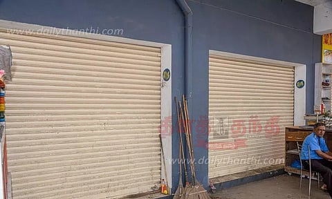 தஞ்சை பழைய பஸ் நிலையத்தில் 15 கடைகளை பூட்டிய மாநகராட்சி அதிகாரிகள்