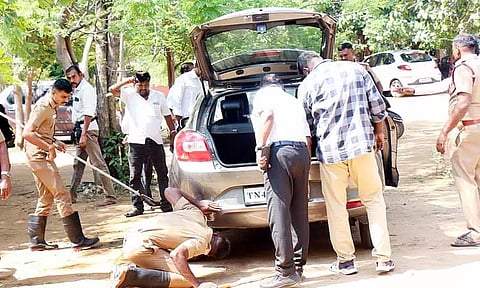 காருக்குள் புகுந்த பாம்பு