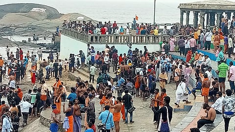 கன்னியாகுமரியில் அய்யப்ப பக்தர்கள் கூட்டம் அலைமோதியது