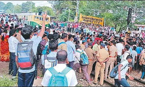 செவ்வாப்பேட்டை ரெயில் நிலையத்தில் மின்சார ரெயிலை மறித்து பயணிகள் போராட்டம்