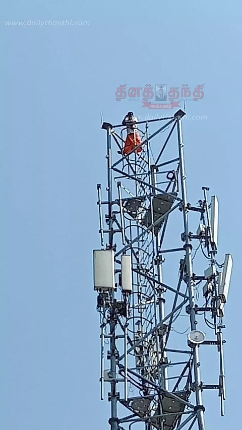 ஆக்கிரமிப்பு நிலத்தை மீட்க எதிர்ப்பு: செல்போன் கோபுரத்தில் ஏறி முதியவர் போராட்டம்