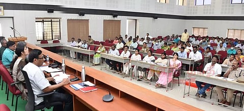 சேலம் மாவட்டத்தில் 18,678 பேர் குரூப்-1 தேர்வு எழுதுகின்றனர்-கலெக்டர் கார்மேகம் தகவல்