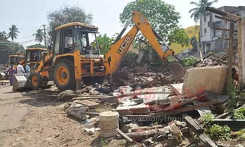 மரப்பாலம் பகுதியில் பெரும்பள்ளம் ஓடையை ஆக்கிரமித்து கட்டிய 17 வீடுகள் இடித்து அகற்றம்