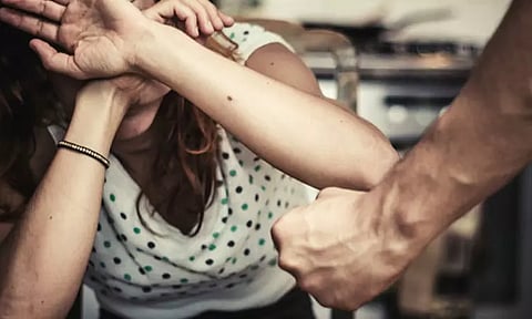 வேலைக்காக வெளிநாடும் செல்லும் பெண்கள் பாலியல் அடிமைகளாக ஏலம்...! அதிகாரிகள் துஷ்பிரயோகம்