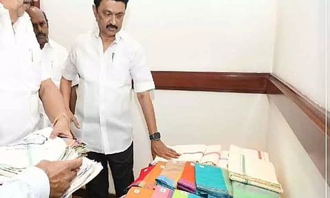 பொங்கலுக்கு புதிய டிசைனில் அரசின் இலவச வேட்டி, சேலை வழங்க முடிவு