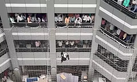 காதலிக்கு நீதி கோரி மந்த்ராலயாவின் 6-வது மாடியில் இருந்து கீழே குதித்த நபர்