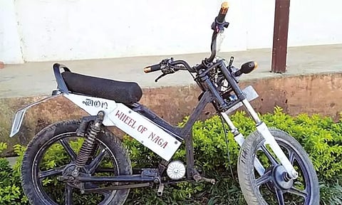 பழைய பொருட்களில் உருவான 'பேட்டரி பைக்'