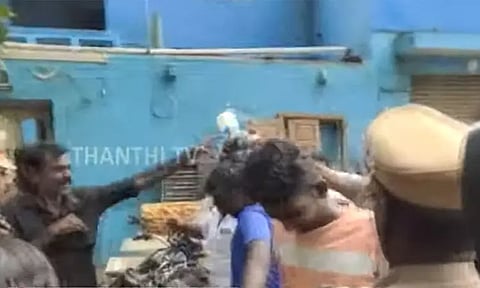 நெல்லை: சாலைகளில் திரியும் மாடுகளை ஏலம் விட்ட மாநகராட்சி - உரிமையாளர் ஒருவர் தீக்குளிக்க முயன்றதால் பரபரப்பு