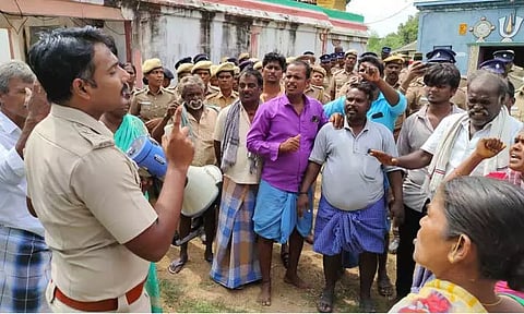 செஞ்சியில் கோவில் பிரச்சினையில் இருபிரிவினரிடையே மோதல் உருவாகும் சூழல் பதற்றம்-போலீஸ் குவிப்பு