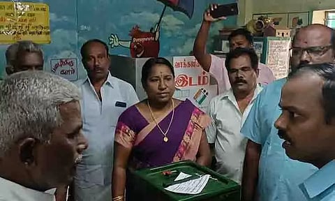 அதிகாரிகளிடம் தி.மு.க., அ.தி.மு.க.வினர் வாக்குவாதம்