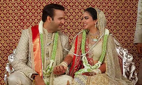 முகேஷ் அம்பானியின் மகள் இஷா அம்பானிக்கு இரட்டை குழந்தைகள் பிறந்தன