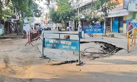 மதுரவாயலில் சாலையில் ஏற்பட்ட ராட்சத பள்ளத்தால் பரபரப்பு - போக்குவரத்து துண்டிப்பு