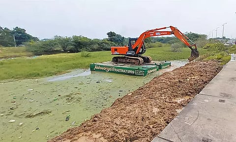 மாங்காடு, கொளப்பாக்கம் பகுதியில் தேங்கிய தண்ணீரால் பொதுமக்கள் பாதிப்பு: மழைநீரை கல்குவாரியில் சேமிக்கும் பணி தீவிரம்