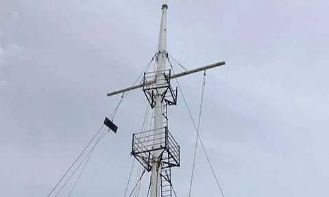 கடலூர் துறைமுகத்தில் 1-ம் எண் புயல் புயல் எச்சரிக்கை கூண்டு ஏற்றம் கடல் சீற்றத்தால் மீனவர்கள் மீன்பிடிக்க செல்லவில்லை