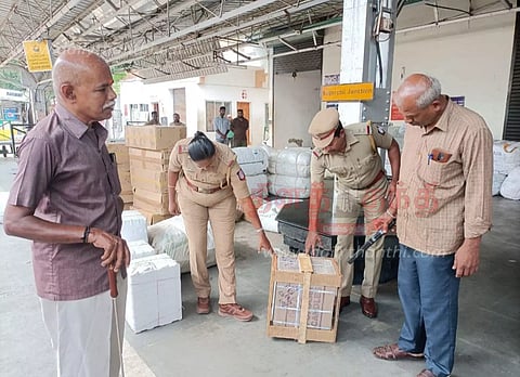 ரெயில் நிலையங்களில் போலீசார் தீவிர சோதனை