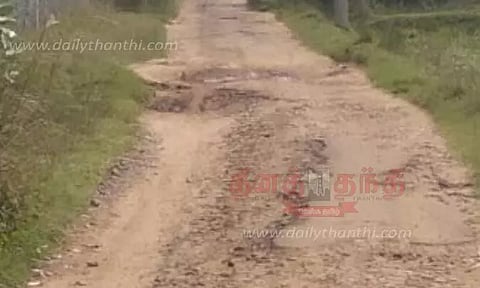 குண்டும், குழியுமாக காணப்படும் சாலை