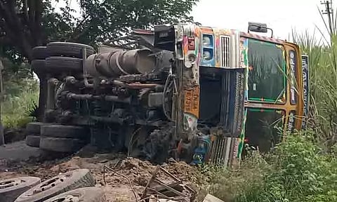 நிலக்கரி சாம்பல் ஏற்றி வந்த லாரி கவிழ்ந்தது