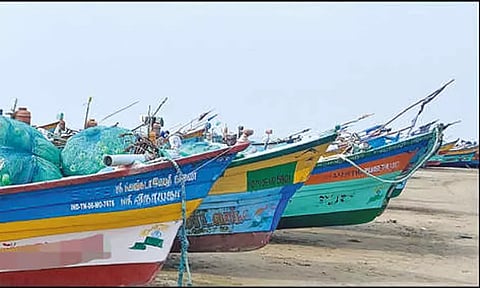 வேதாரண்யம் மீனவர்கள் 5 ஆயிரம் பேர் 5-வது நாளாக கடலுக்கு செல்லவில்லை