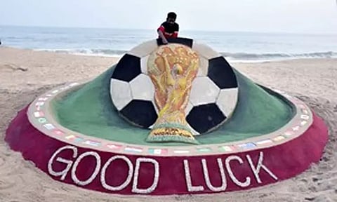 பூரி கடற்கரையில் உலகக் கோப்பை கால்பந்து குறித்த மணல் சிற்பம்...!