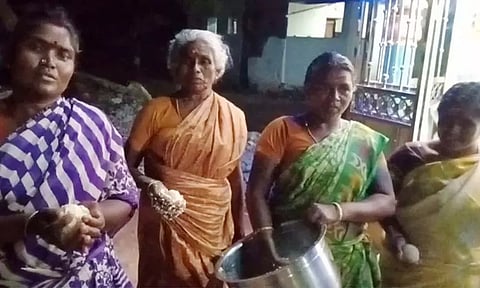 மழை பெய்ய வேண்டி வீடு வீடாக மழை சோறு எடுத்த பெண்கள் - பேய்க்குளத்தில் நூதன வழிபாடு...!