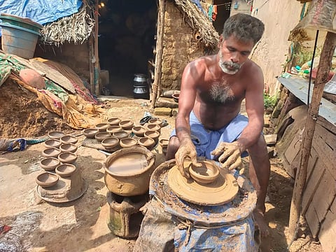 அகல் விளக்குகள் தயாரிக்கும் பணி பாதிப்பு