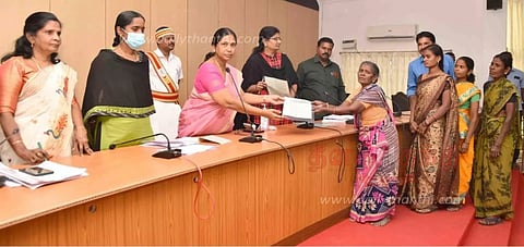 குறைதீர்க்கும் நாள் கூட்டத்தில் விண்ணப்பித்த ஒரே வாரத்தில் 4 பெண்களுக்கு வீட்டுமனை பட்டா கலெக்டர் சாந்தி வழங்கினார்