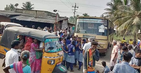 அரசு பஸ்சை சிறைபிடித்து மாணவர்கள் போராட்டம்
