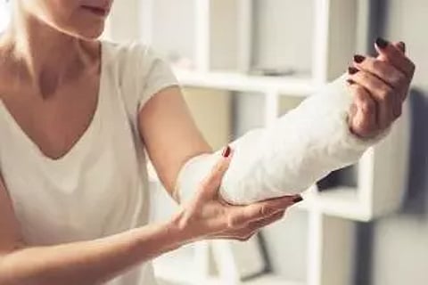 மோட்டார் சைக்கிள் மோதி மாணவி உள்பட 4 பேர் காயம்