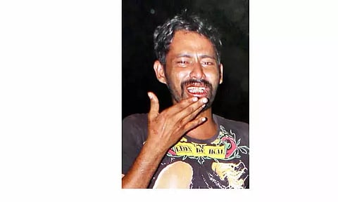 தையல் தொழிலாளியை தாக்கி செல்போன் பறிப்பு