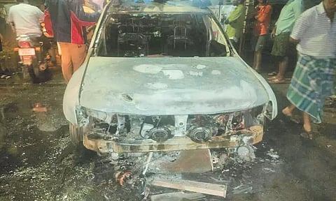 சாலையில் சென்று கொண்டிருந்த கார் திடீரென தீப்பிடித்து எரிந்து