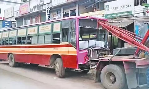 சித்தாலப்பாக்கத்தில் தனியார் பள்ளி பஸ் மீது மாநகர பஸ் மோதல்; மாணவி உள்பட 5 பேர் காயம்