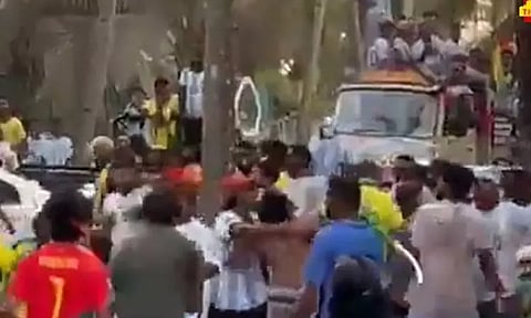 கேரளாவில் கால்பந்து ரசிகர்கள் இடையே பயங்கர மோதல்...!