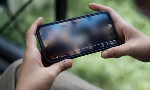 மாணவிகளின் கழிவறைக்குள் புகுந்து வீடியோ எடுத்த மாணவர் பிடிபட்டார்