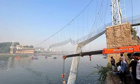 மோர்பி பால விபத்து: 3 ஆயிரம் டிக்கெட், வேலைக்கு தினக்கூலி தொழிலாளர்கள் - அதிர்ச்சி ரிப்போர்ட்