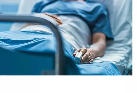 பிளஸ்-2 மாணவர் கழுத்தை அறுத்து தற்கொலை முயற்சி