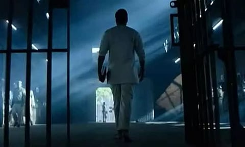 கைதி படத்தின் இந்தி ரீமேக் 'போலா' டீசர் வெளியானது...